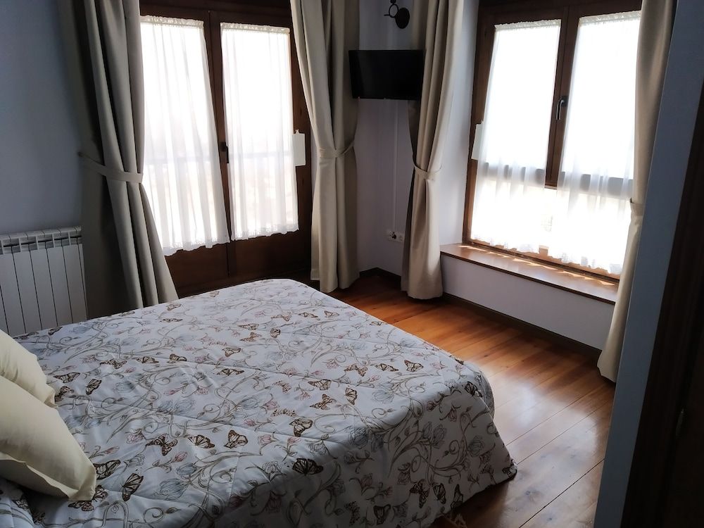 Hotelet de Betlan Standard Double Room, Mountain View 2