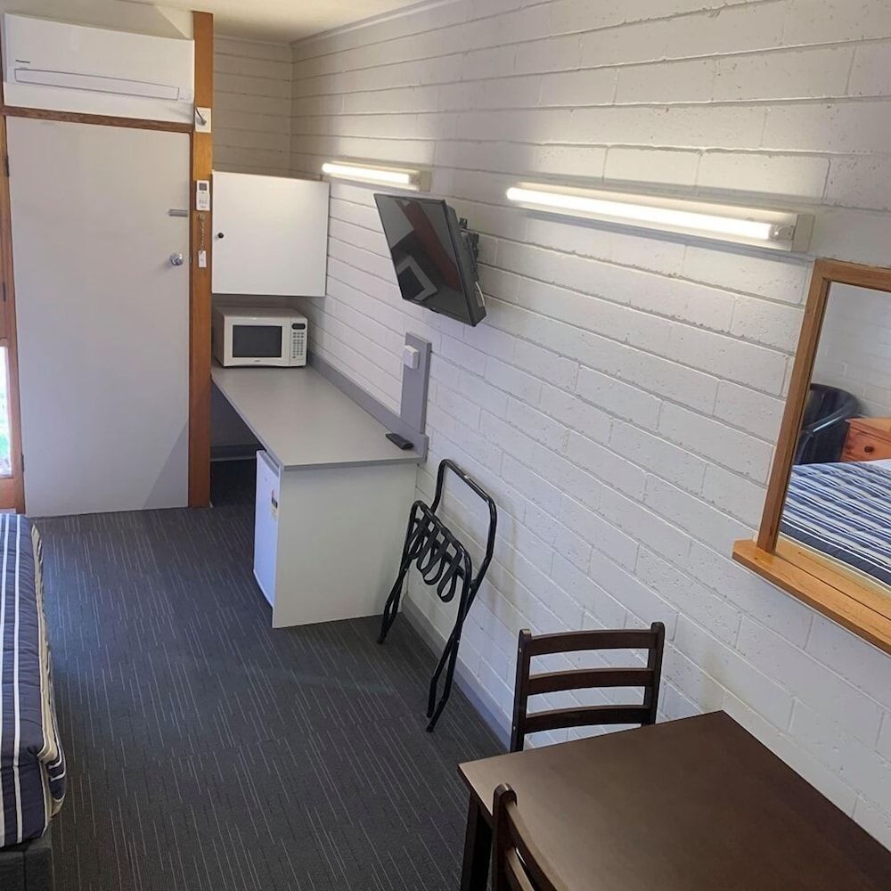 Finley Motel Twin Room 7