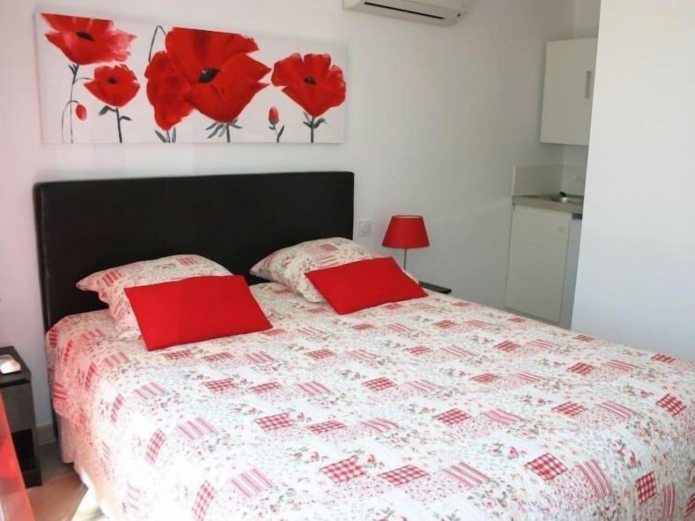 Double Room, Private Bathroom (Chambre Coquelicot)