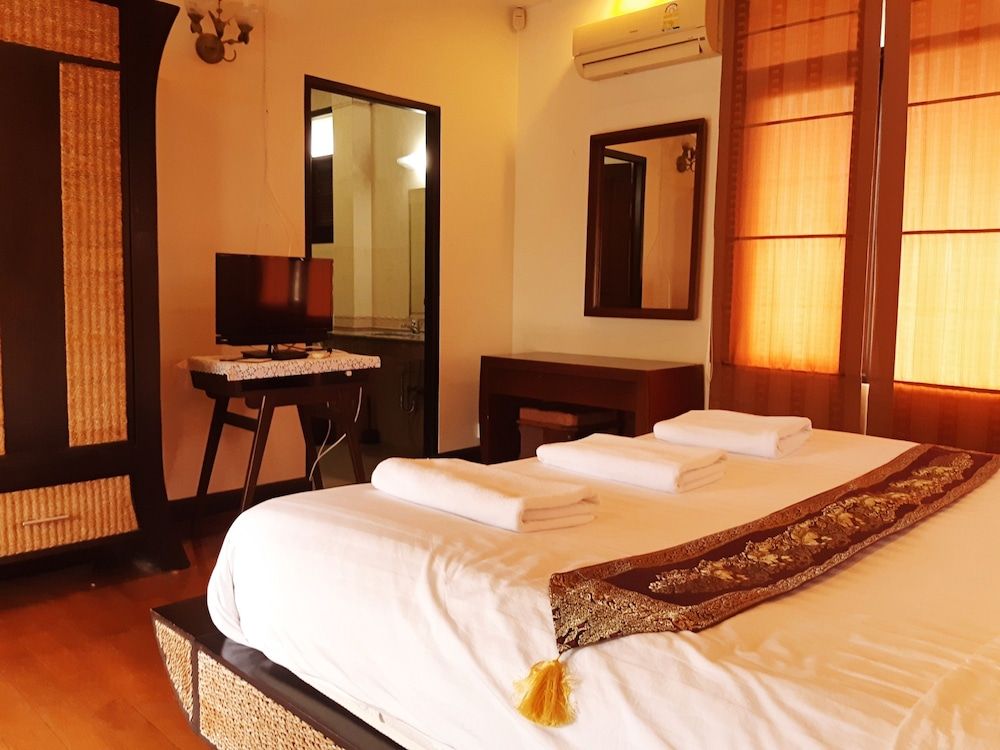 Punnapha Pool Villa Pattaya 4-Bedroom Pool Villa 8