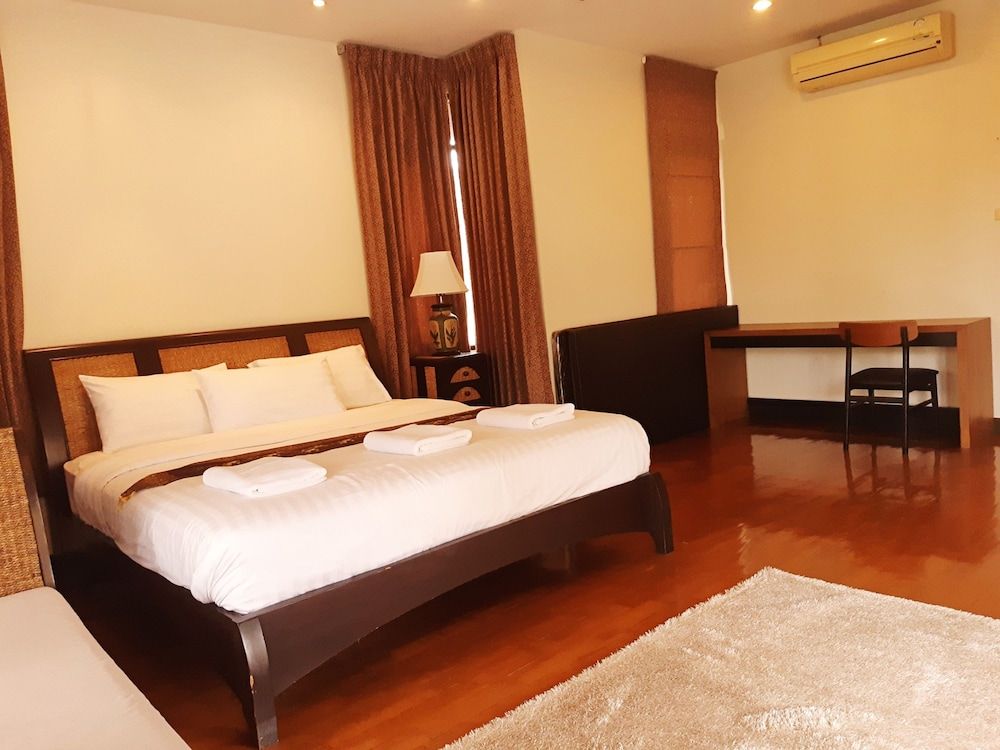 Punnapha Pool Villa Pattaya 4-Bedroom Pool Villa 4