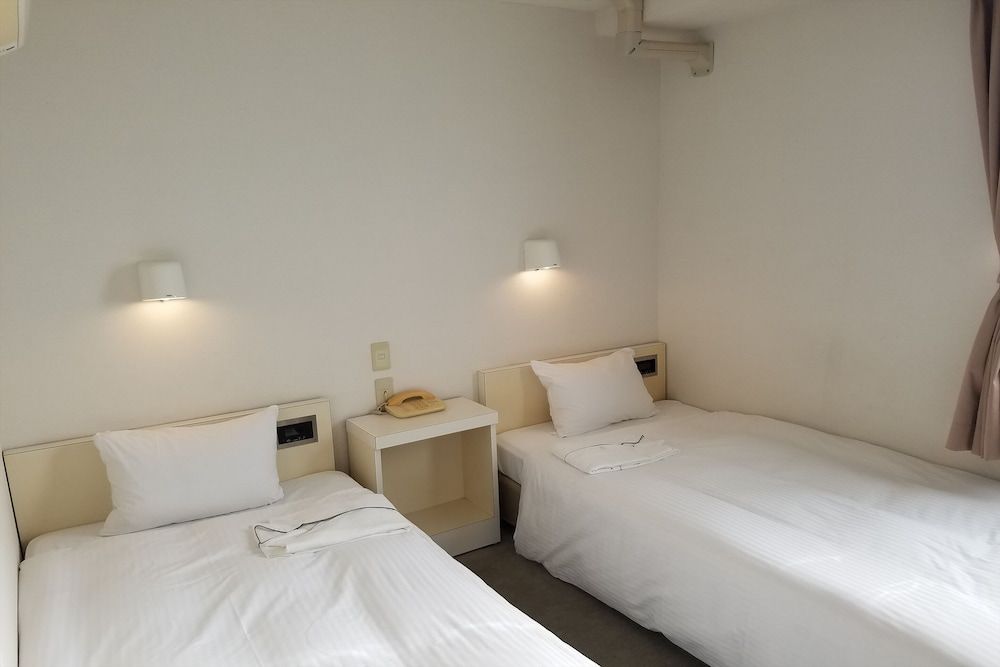Twin Room, Smoking