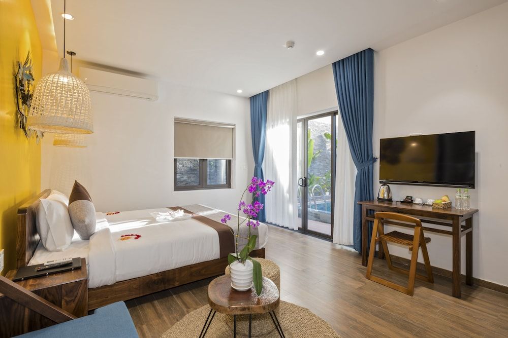 December Hoi An Villa Senior Room, 1 King Bed, Pool View 2