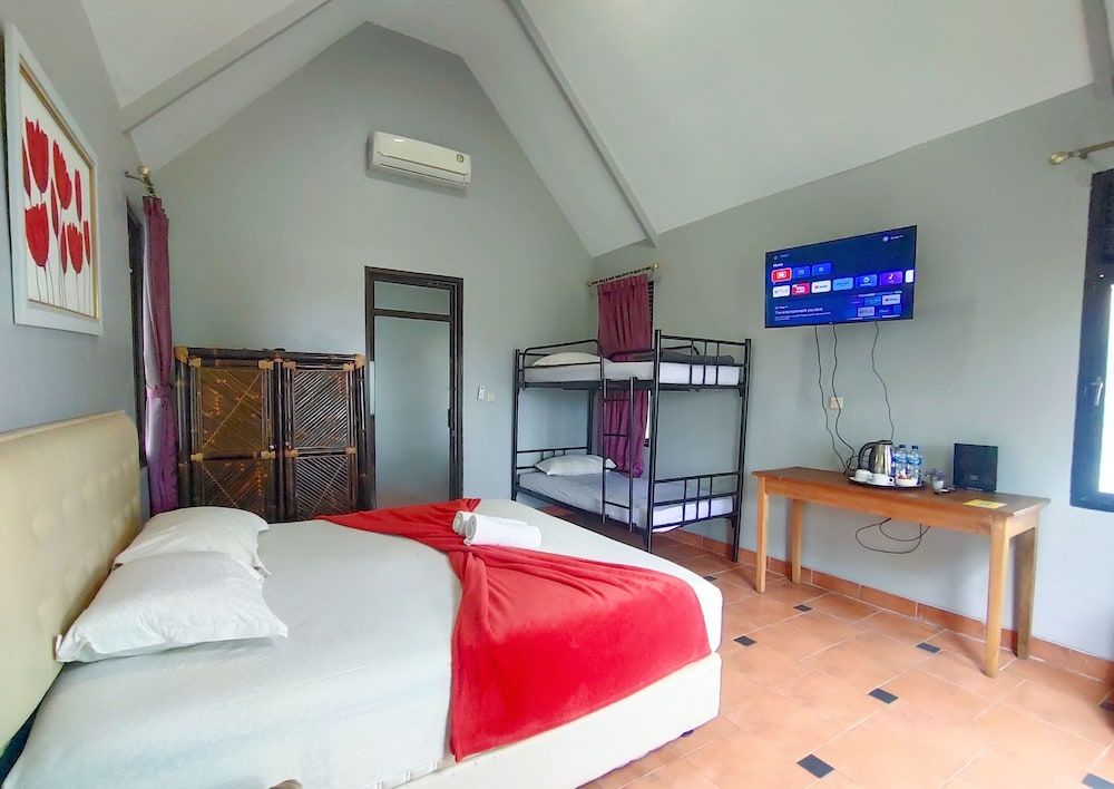 Degung Hillside Family Room 8