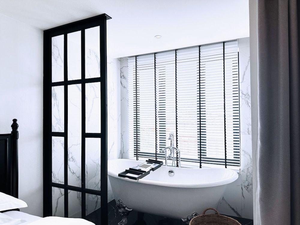 Deep Soaking Bathtub