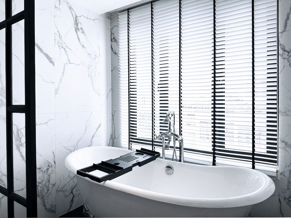 Deep Soaking Bathtub