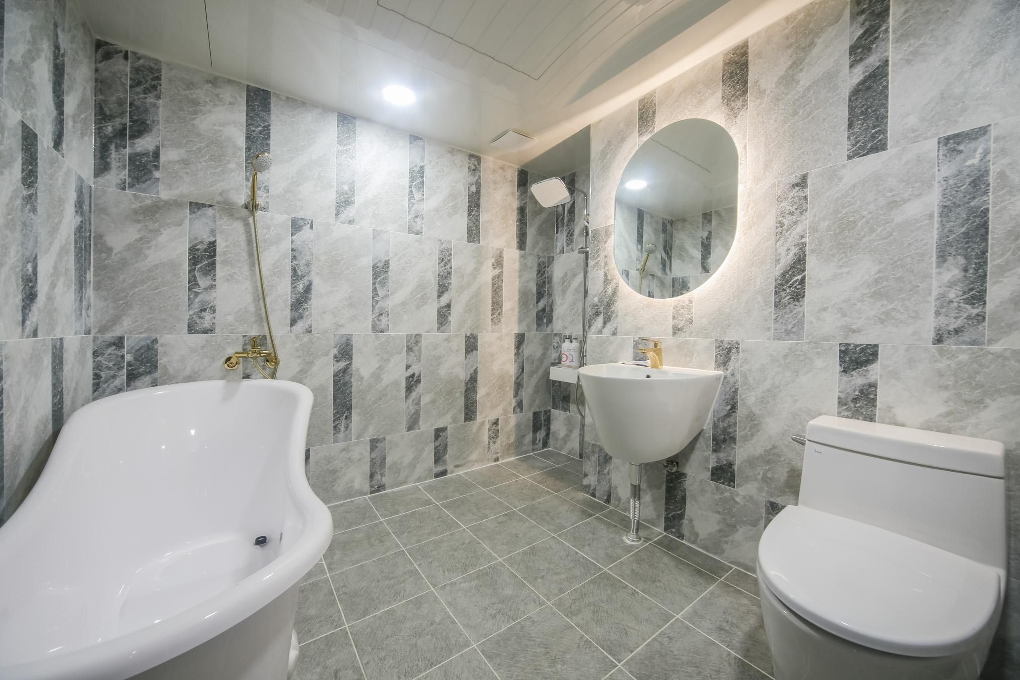 Suite Room - Check-In : 4:00PM - Mon To Fri, 7:00PM - Sat To Sun