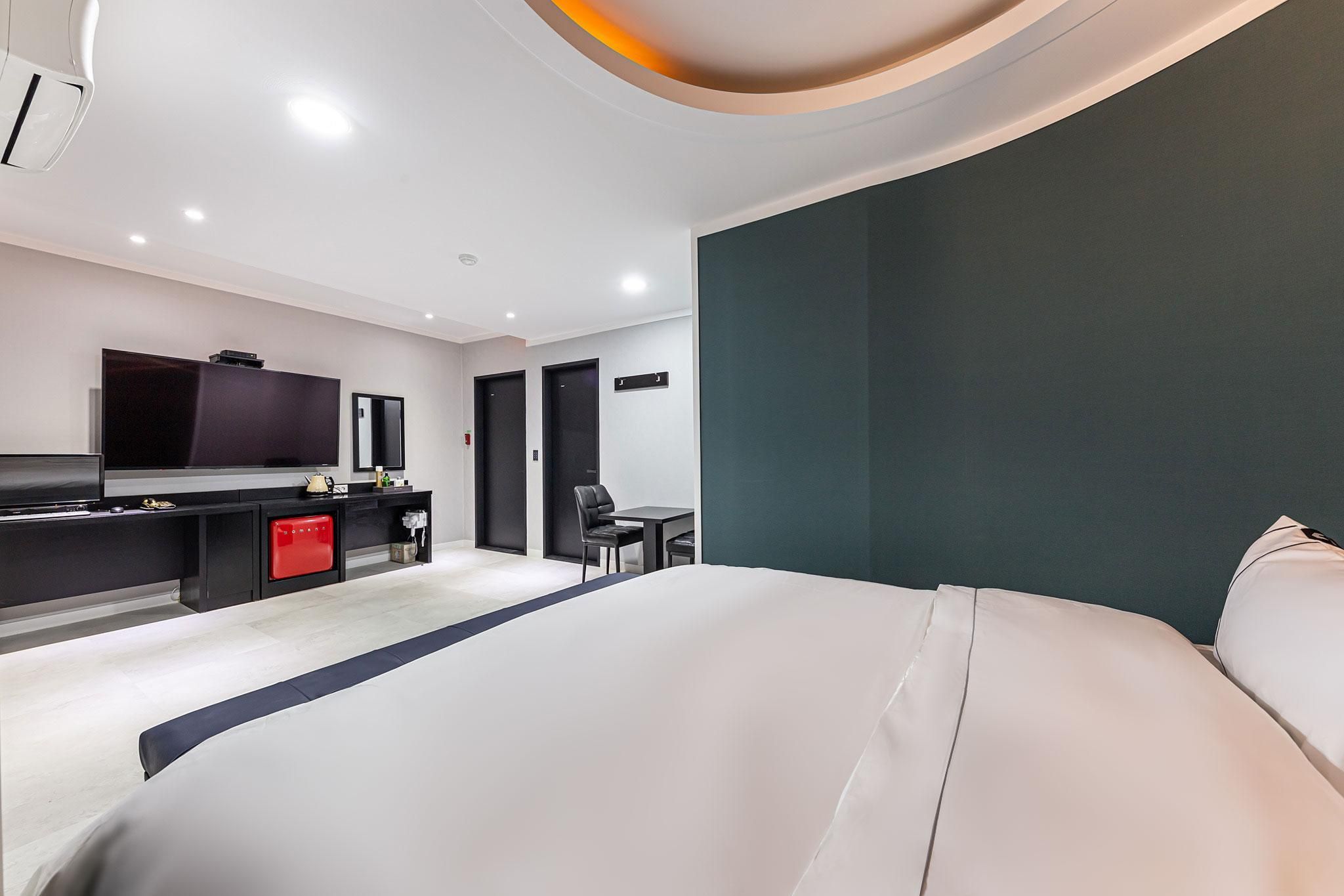 Suite Room - Check-In : 4:00PM - Mon To Fri, 7:00PM - Sat To Sun