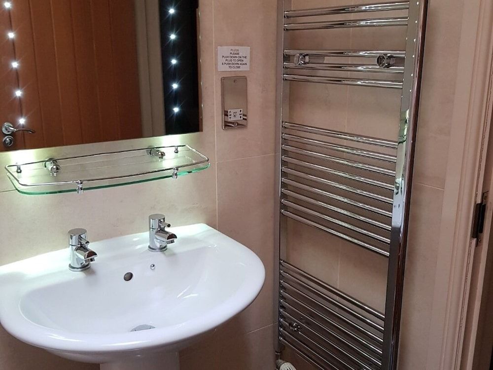 The Oak Inn Staplow Superior Triple Room, Ensuite, Garden View 3