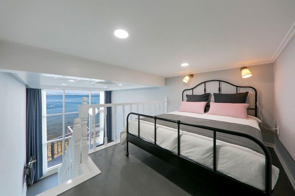 Blue and white pension Room (A-102 duplex bed) 2