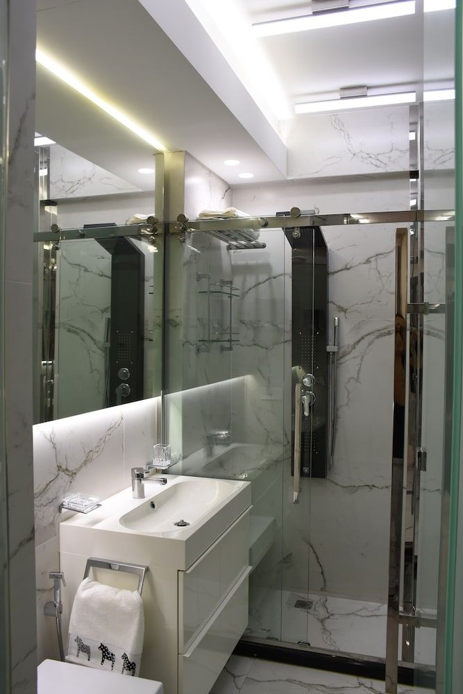 RB 466 Hotel Deluxe Single Room, 1 Bedroom, Non Smoking, Courtyard View 6