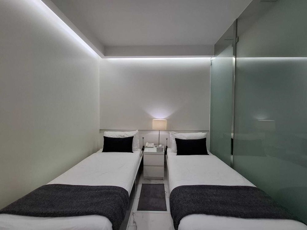 RB 466 Hotel Deluxe Single Room, 1 Bedroom, Non Smoking, Courtyard View