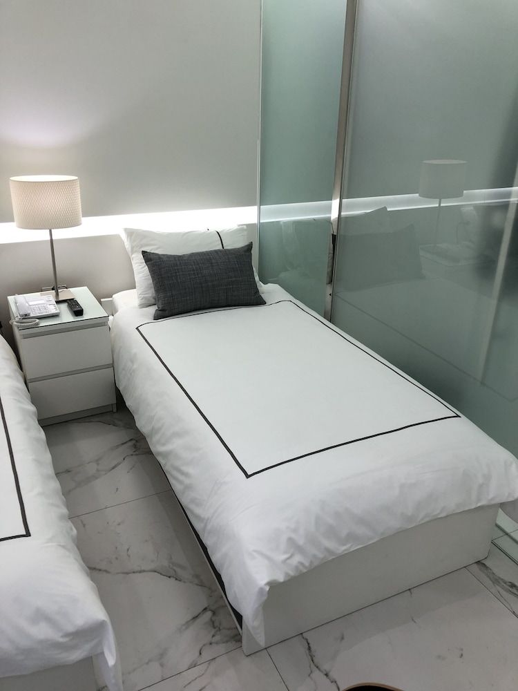 RB 466 Hotel Deluxe Double or Twin Room 3