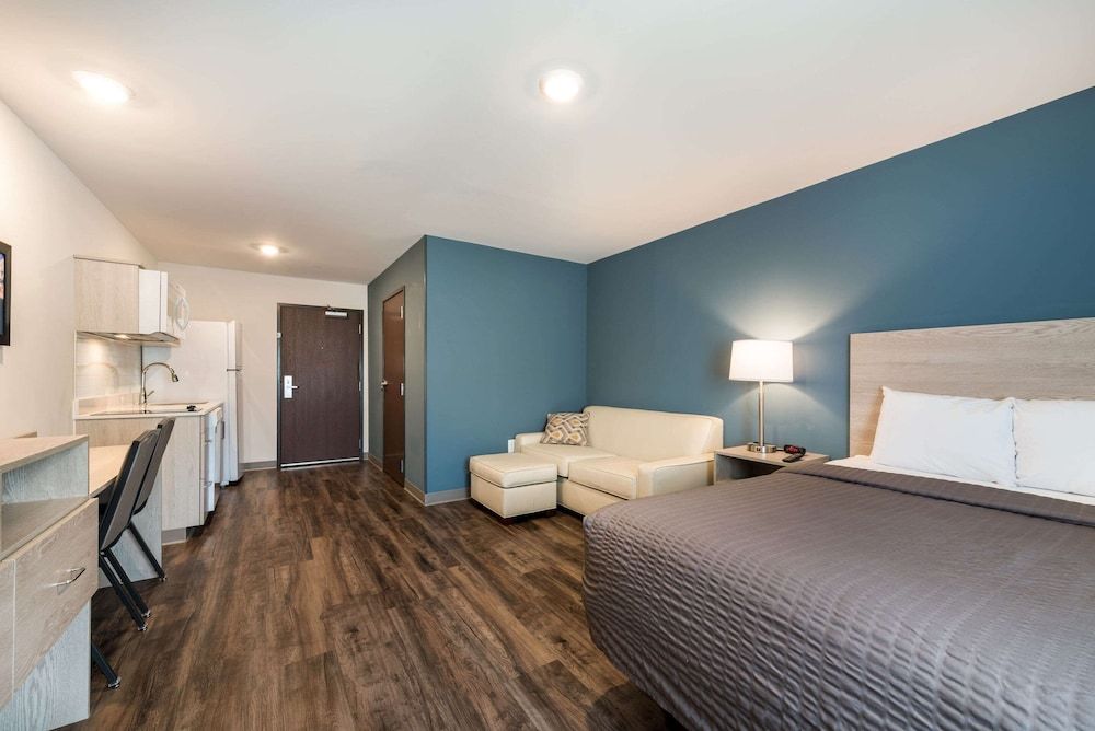 QUEEN SUITE WITH SOFA