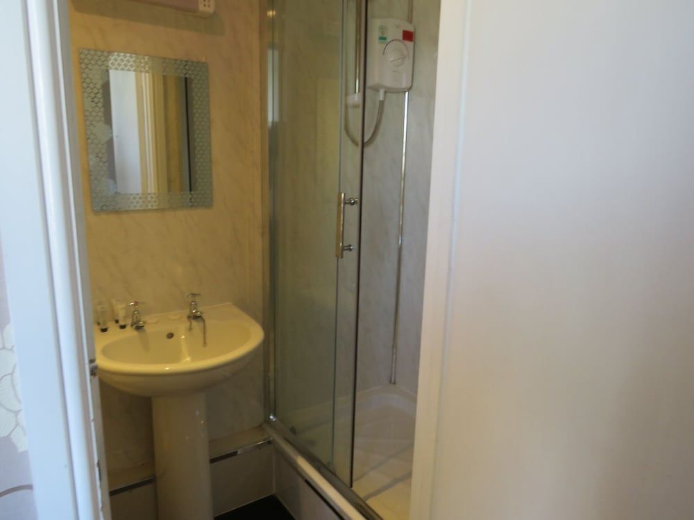The Queens Arms Hotel Classic Twin Room, Ensuite (room 1) 4