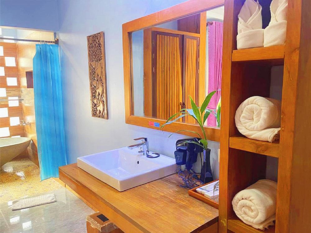 Cheata Residence Premier Deluxe Double with Pool View 5