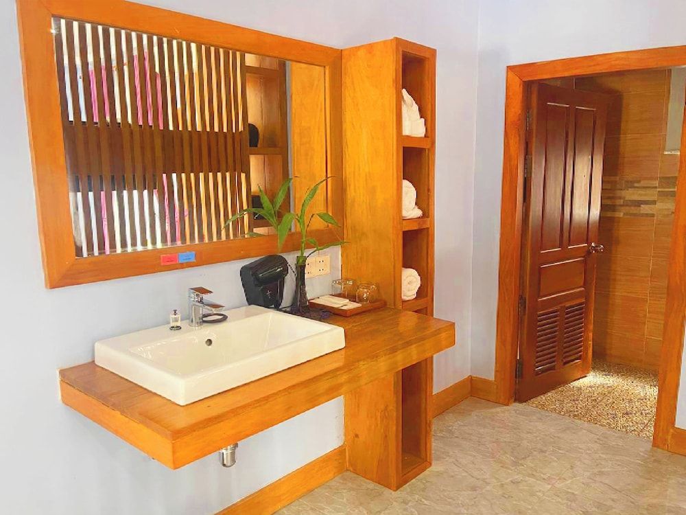 Cheata Residence Premier Deluxe Double with Pool View 4