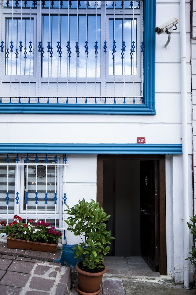 undefined White Pearl Apart 8