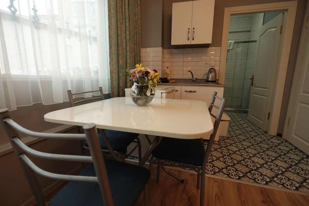 undefined White Pearl Apart 4