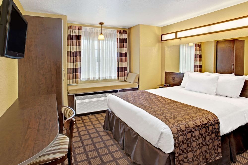 Standard Room, 1 Queen Bed (Non-Smoking)