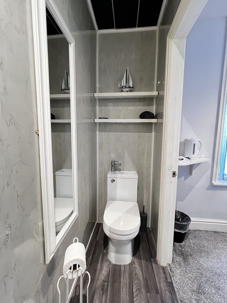 Central Cove Guesthouse Twin Room, Ensuite 4