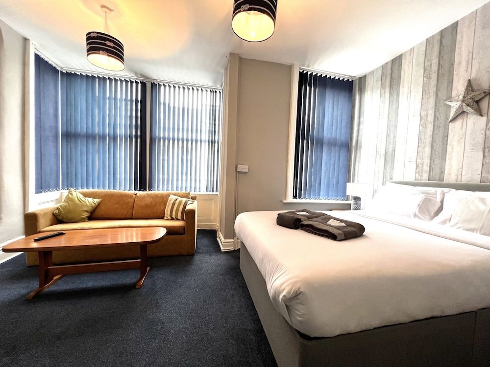 Central Cove Guesthouse Classic Double Room, Ensuite 2