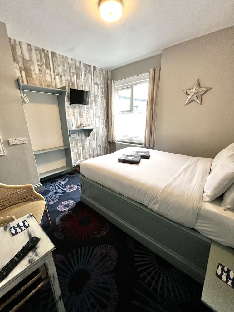 Central Cove Guesthouse Classic Double Room, Ensuite 3