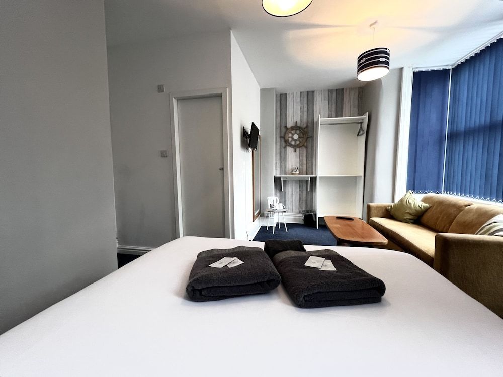 Central Cove Guesthouse Classic Double Room, Ensuite 12