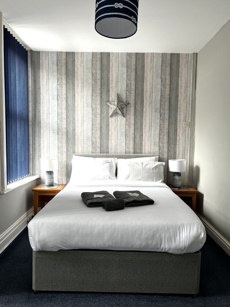 Central Cove Guesthouse Classic Double Room, Ensuite 5