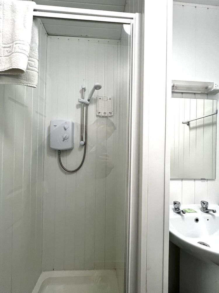 Central Cove Guesthouse Classic Double Room, Ensuite 11