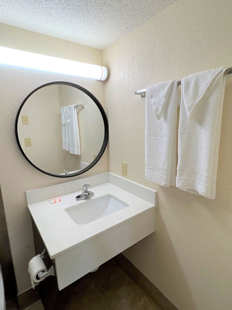 James River Inn & Suites Deluxe Studio Suite, 1 King Bed, Non Smoking 6