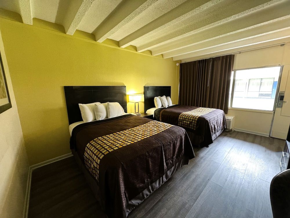 James River Inn & Suites Deluxe Studio Suite, 2 Queen Beds, Smoking 4