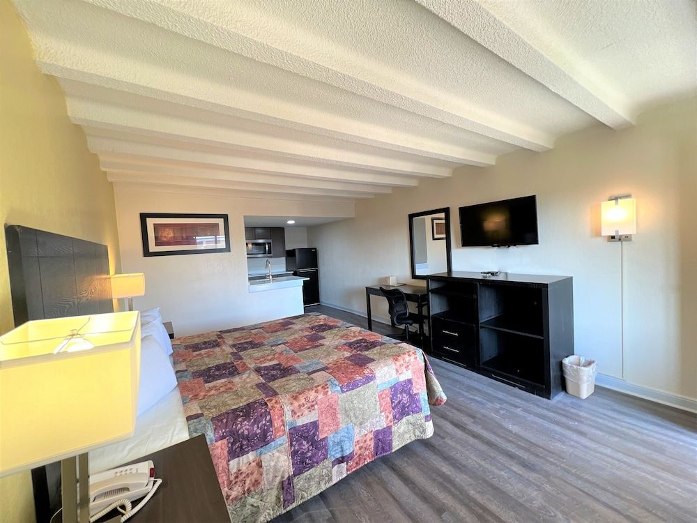 James River Inn & Suites Deluxe Studio Suite, 1 King Bed, Non Smoking 4
