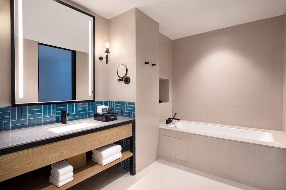 Suite, 1 King Bed, Mountain View