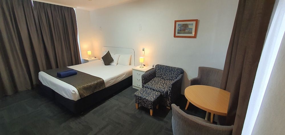 Silver Oaks Motel Deluxe King Room 3