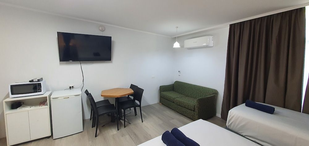 Silver Oaks Motel Queen Family Room 6