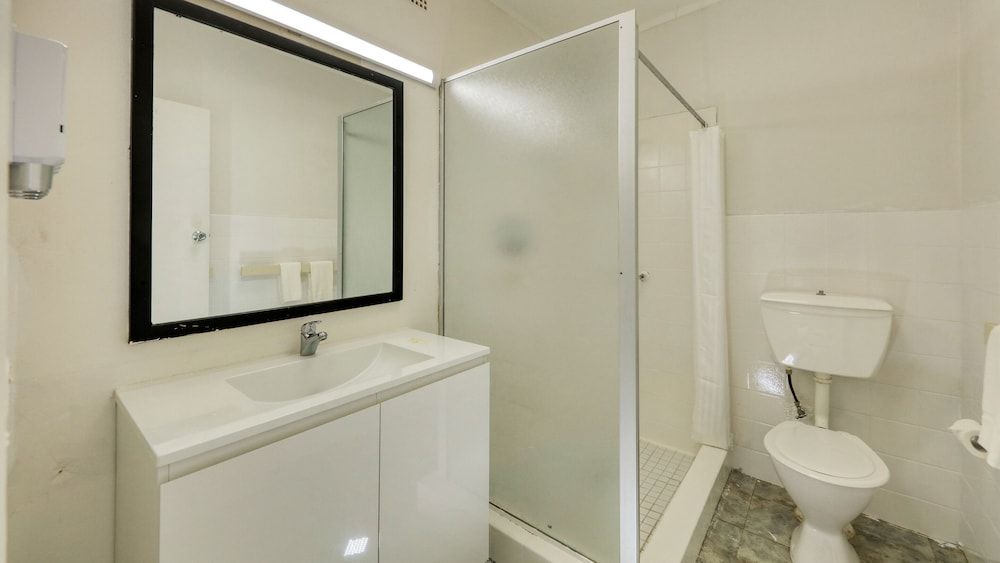 Silver Oaks Motel Queen Family Room 5