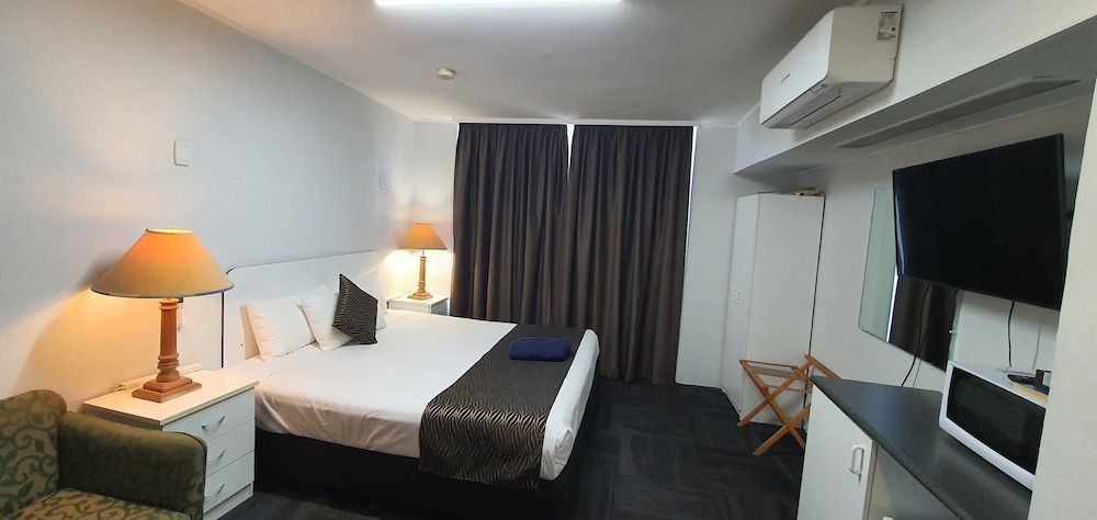 Silver Oaks Motel Deluxe King Room 9