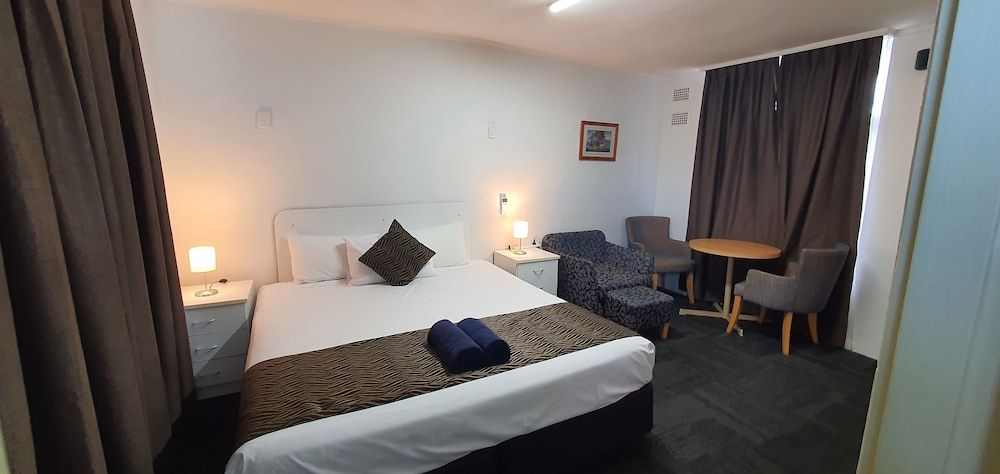 Silver Oaks Motel Deluxe King Room 8