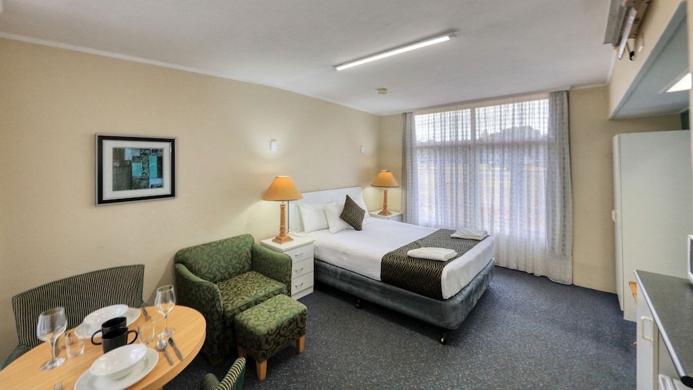 Silver Oaks Motel Deluxe King Room