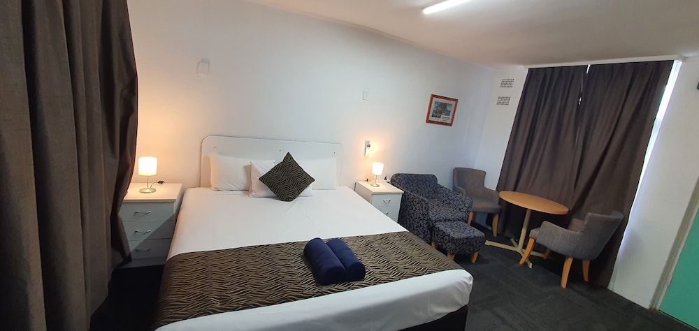 Silver Oaks Motel Deluxe King Room 4