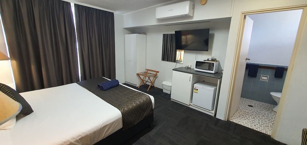 Silver Oaks Motel Deluxe King Room 6