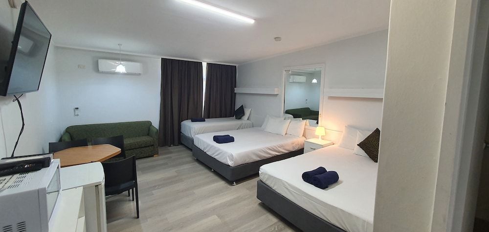 Silver Oaks Motel Queen Family Room 3