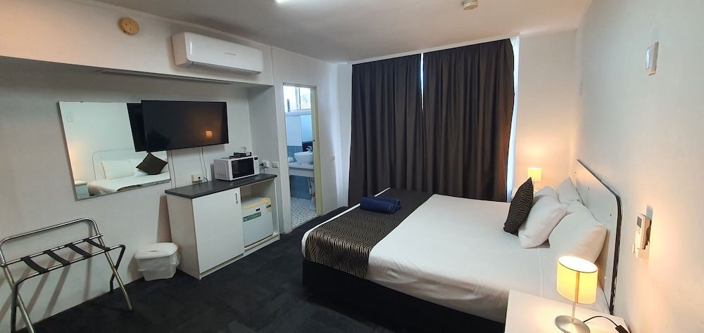 Silver Oaks Motel Deluxe King Room 5