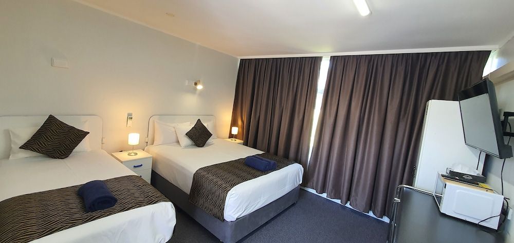 Silver Oaks Motel D Twin Room 7