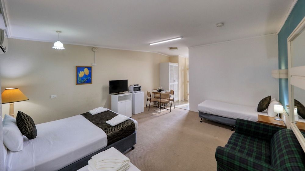 Silver Oaks Motel Queen Family Room