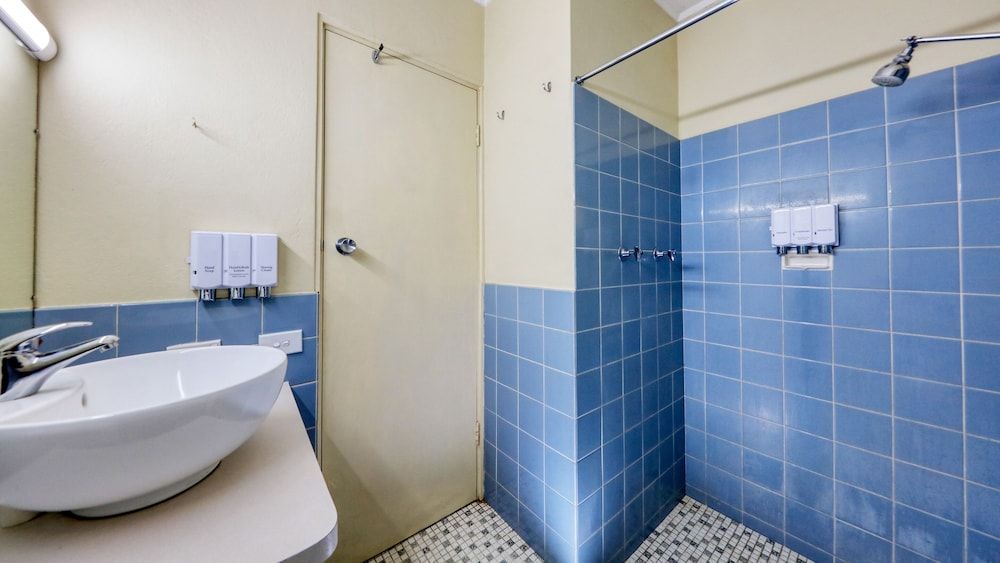 Silver Oaks Motel Deluxe King Room 11