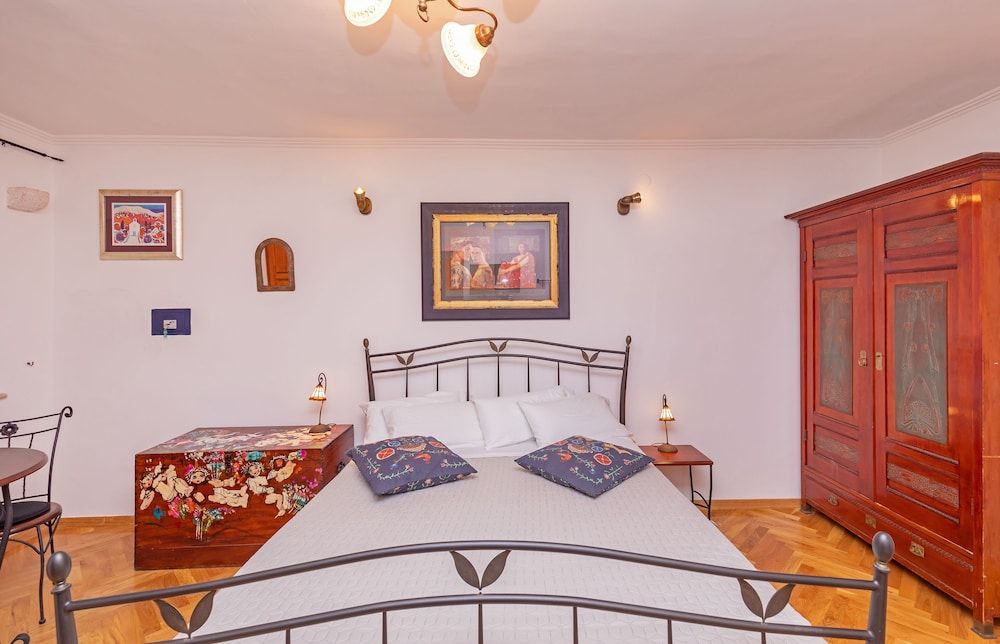 undefined Apartments Cathedral 8