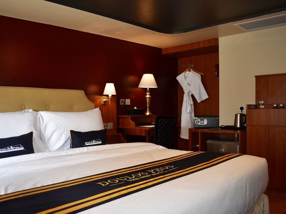 Doulos Phos The Ship Hotel Deluxe Plus Double or Twin Room 2
