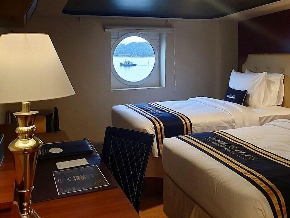 Doulos Phos The Ship Hotel Deluxe Plus Double or Twin Room 4